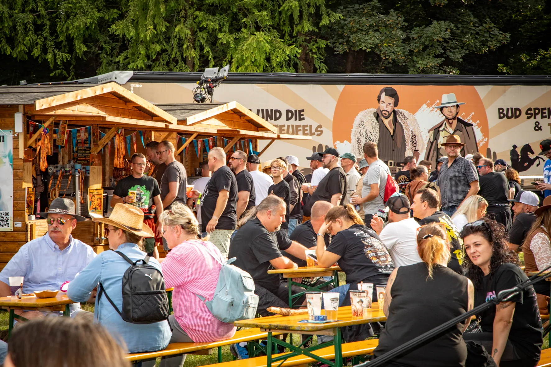 Besucher im Gastrobereich des Festivals