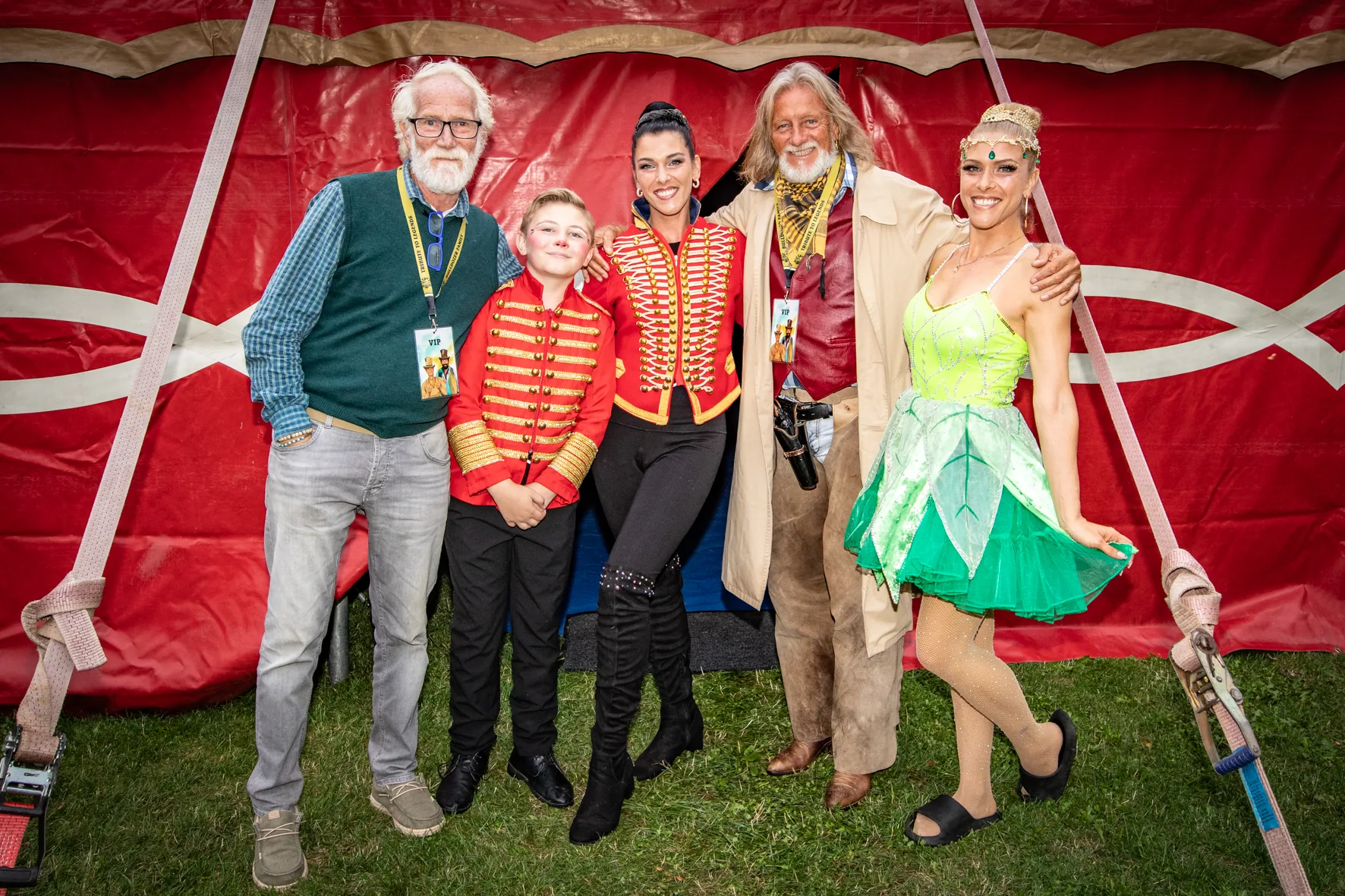 Festivalgäste und Künstler in Kostümen