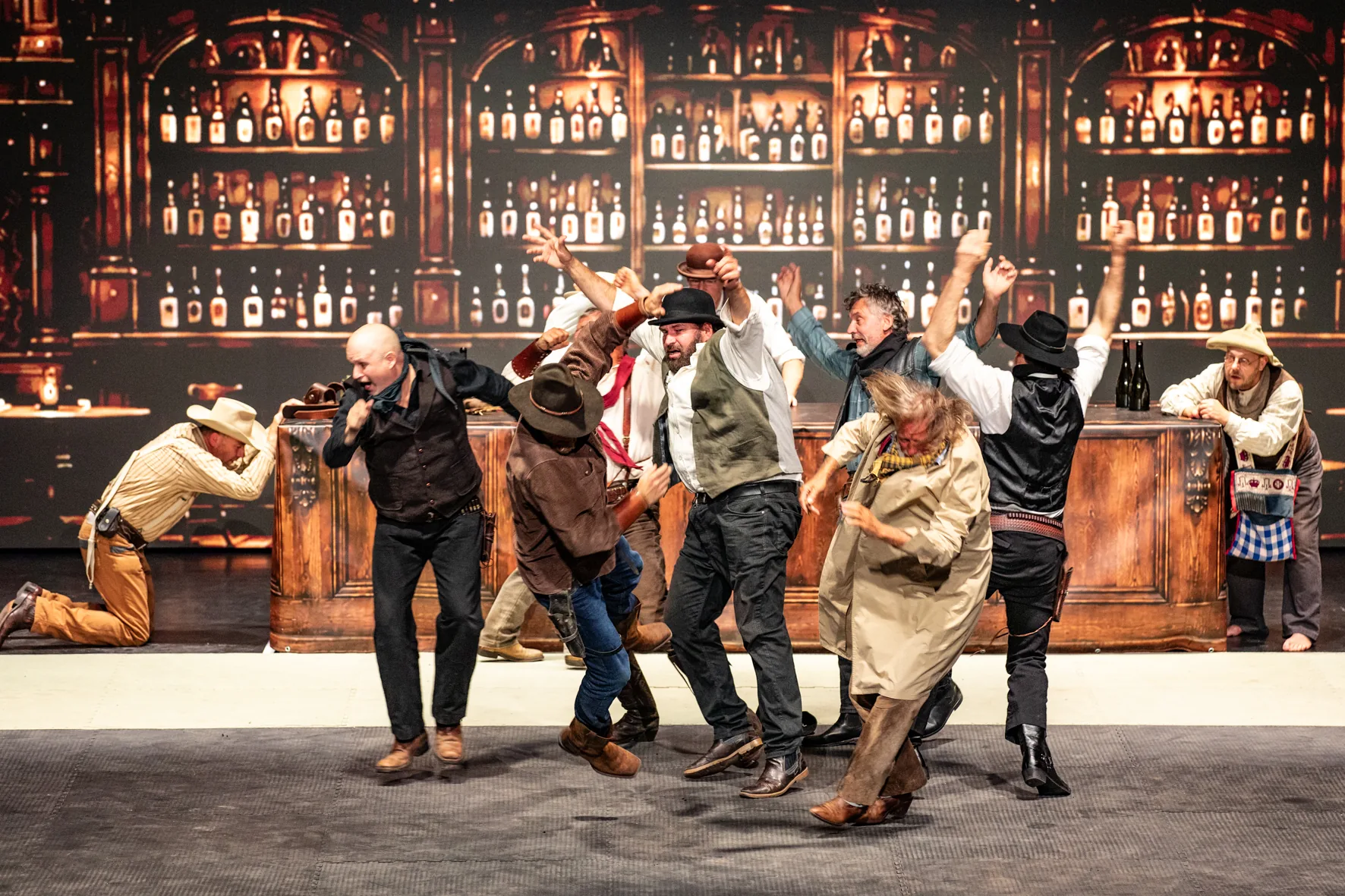 Bühnenshow mit Darstellern beim Festival